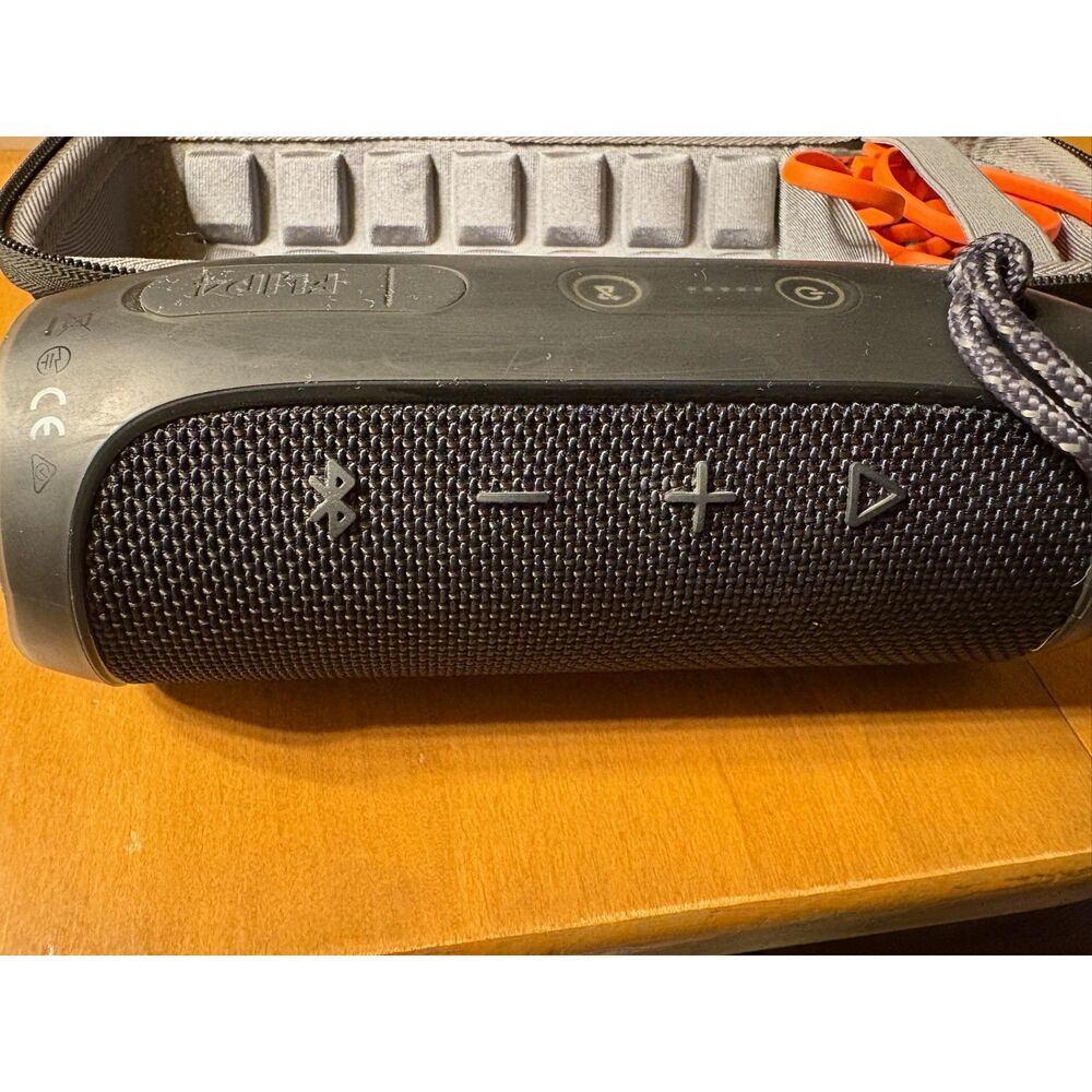JBL Flip 4 Portable Bluetooth Speaker Black w/ Carrying Case & Charger